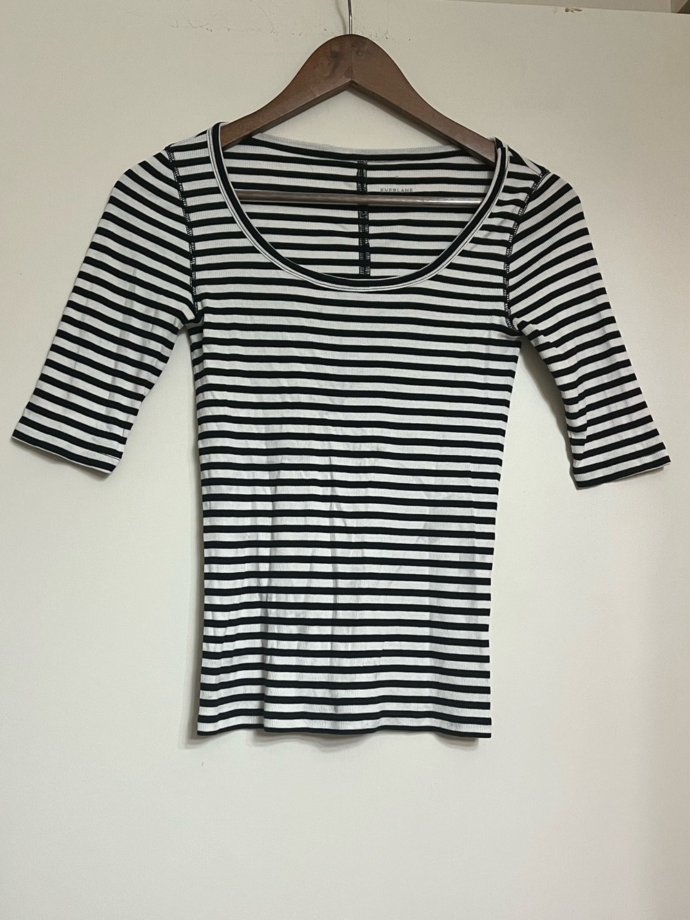 Everlane Women’s Black and White Striped Cotton Scoop Neck Tee